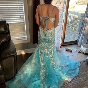 Sheath/column Lace appliqué spaghetti sleevless sweep/brush train Prom dress